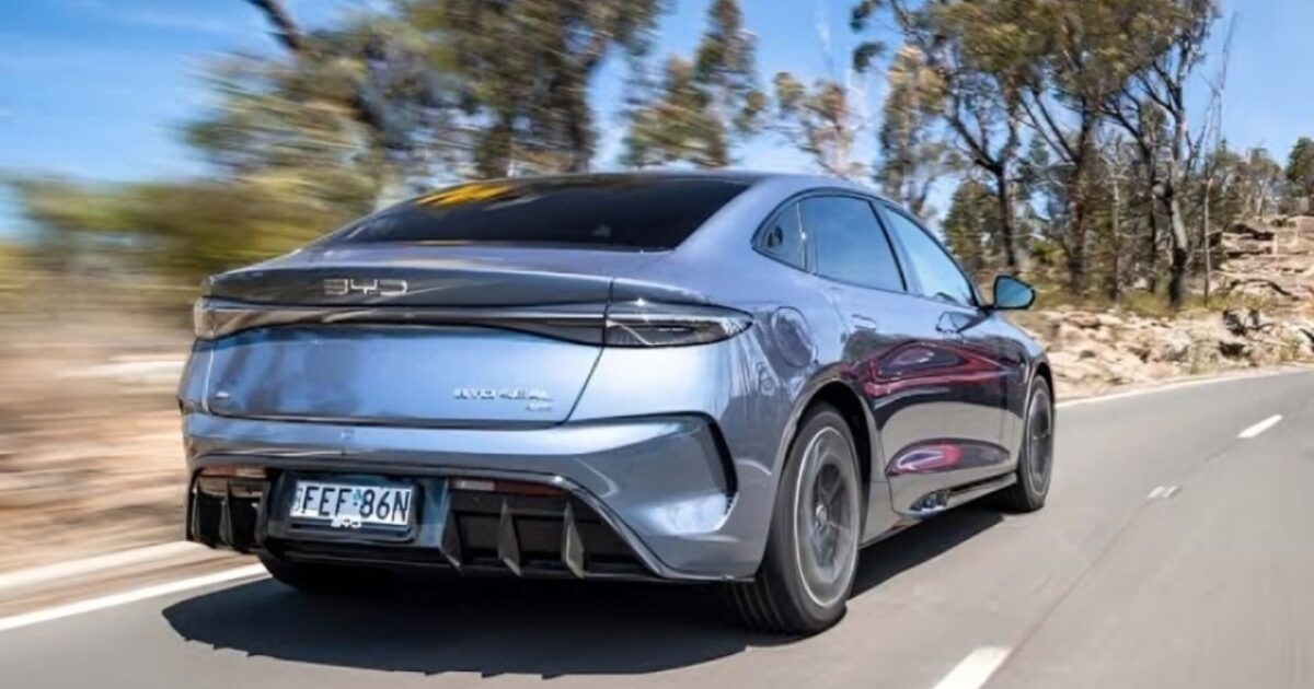 BYD Seal 2024 faz 0 a 100 km/h em 3,7s, traz uma suspensão comparável à de veículos de classe S, autonomia de 482 km