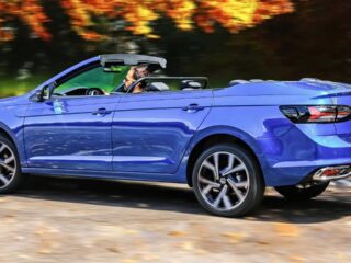 Volkswagen Virtus Conversível, veículo foi configurado para não exceder 15 km/h, respeitando as diretrizes de segurança para veículos de desfile